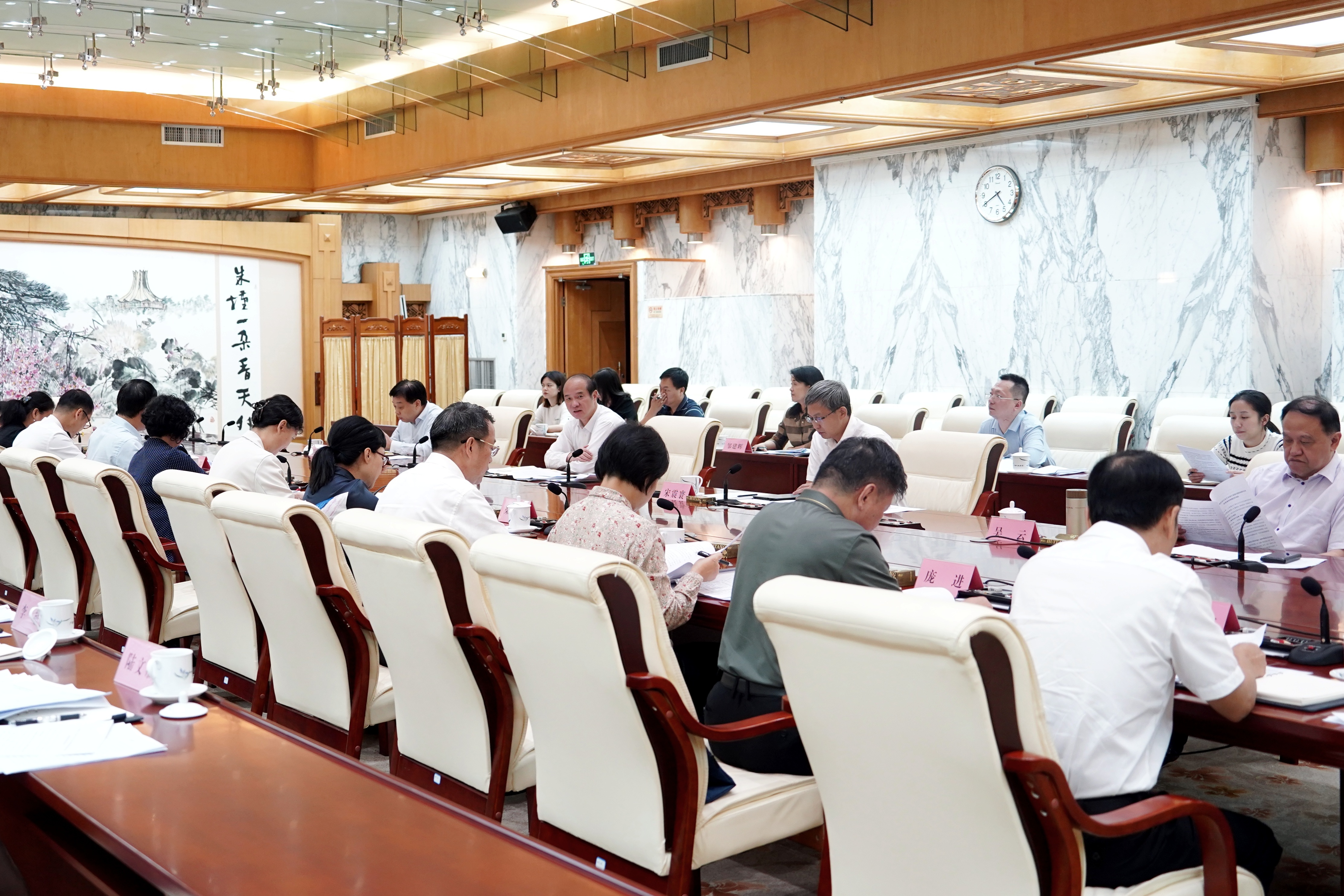 黃偉京主持召開加快打造國內國際雙循環市場經營便利地有關決定草案起草工作部署會